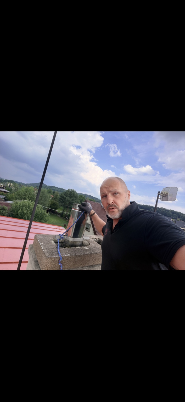 Štěpán Kapoun při práci na střeše